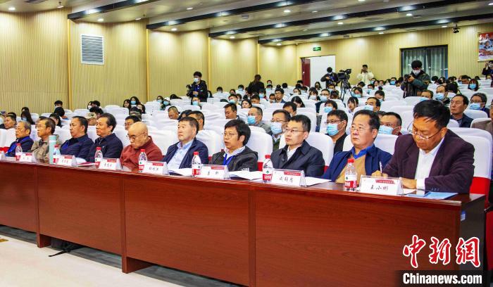 圖為與會專家學者聽會?！钪覍?攝