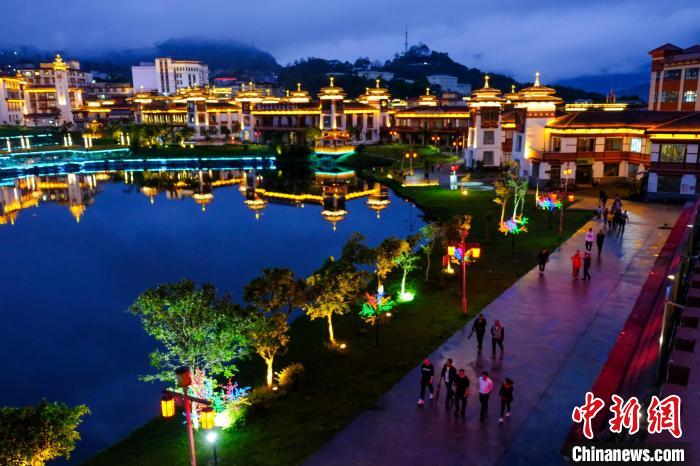 圖為2021年5月18日，西藏自治區(qū)墨脫縣城入夜，昔日的“高原孤島”如今面貌一新?！〗w波 攝