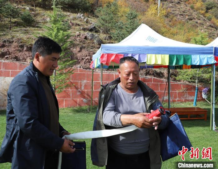 圖為護(hù)林員操作體驗(yàn)滅火裝備?！〔际猩窒乐ш?duì) 供圖