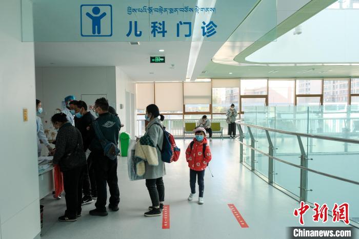 圖為兒科義診接診現(xiàn)場(chǎng)。　江飛波 攝