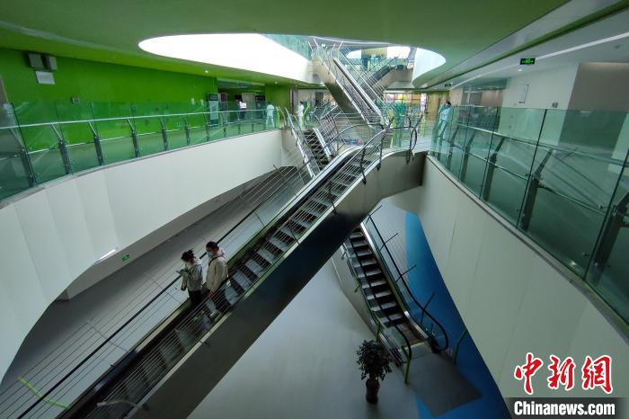 圖為西藏自治區(qū)婦產(chǎn)兒童醫(yī)院內(nèi)景。　江飛波 攝