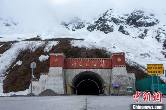 墨脫公路控制性工程——嘎隆拉隧道。上方為嘎隆拉雪山，曾是進(jìn)入墨脫最大的“攔路虎”。