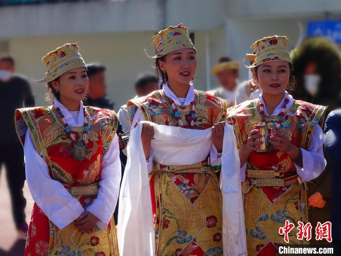 圖為身著節(jié)日盛裝的藏族姑娘?！∪轿木?攝