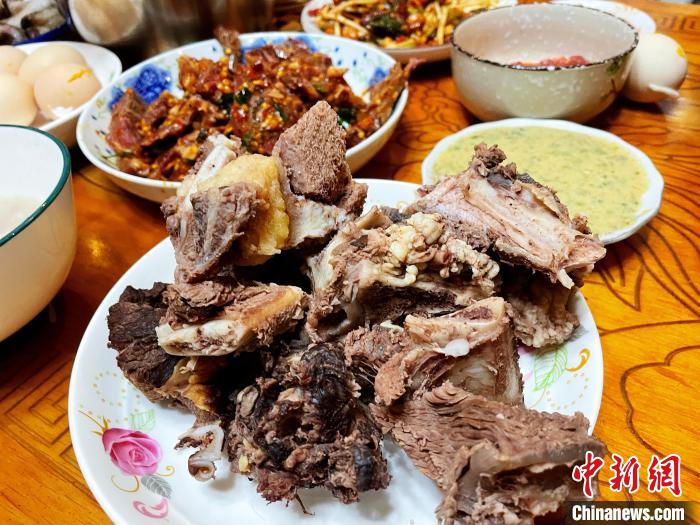 圖為除夕之夜的大餐?！∪轿木?攝
