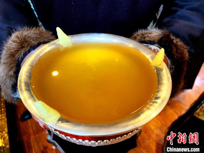 圖為青稞酒?！∪轿木?攝