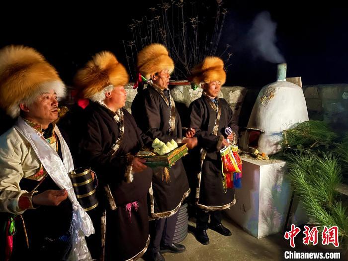 圖為除夕之夜進行的驅(qū)鬼儀式。　冉文娟 攝