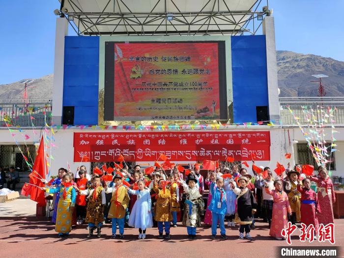 圖為加查縣安繞鎮(zhèn)小學各民族代表學生齊唱紅歌?！“怖@鎮(zhèn)小學供圖