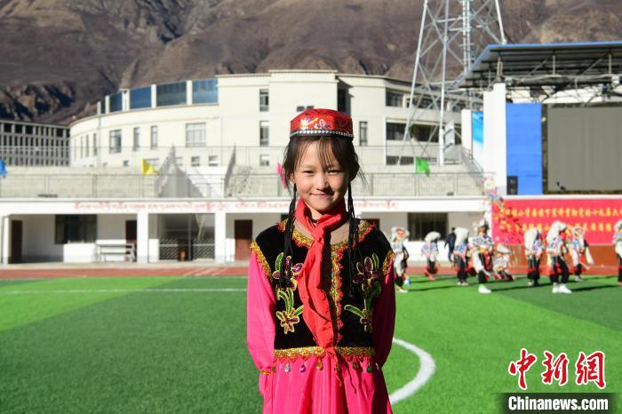 圖為加查縣安繞鎮(zhèn)小學回族學生馬萍?！∝暩聛硭?攝