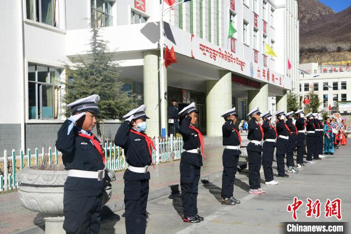 圖為加查縣安繞鎮(zhèn)小學學生爭當“小交警”體驗交警工作?！∝暩聛硭?攝