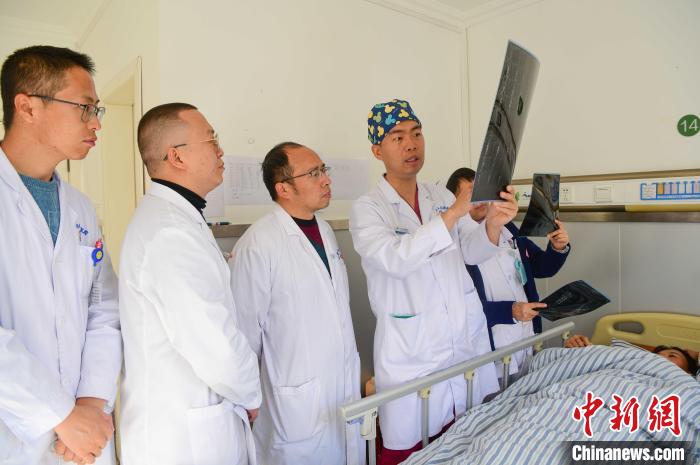 圖為醫(yī)療援藏專家何蔚(站右二)與馮敬云(左二)、廖濤(左三)等人討論患者病情。(資料圖) 貢嘎來松 攝