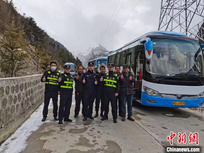救援成功后，司機(jī)們與邊境派出所民警合影?！±罱ǚ?攝