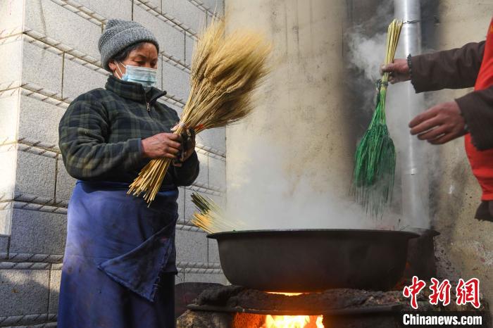 圖為拉薩手藝人制作年貨“羅薩梅朵”?！∝暩聛硭?攝
