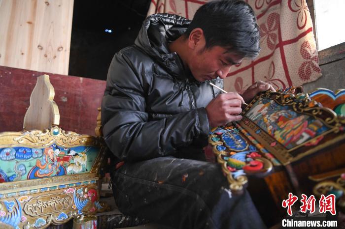 圖為拉薩手藝人制作年貨“切瑪盒”?！∝暩聛硭?攝
