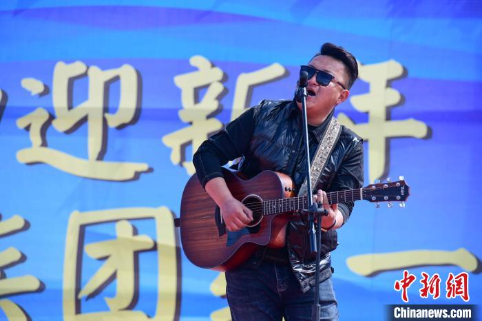 圖為文藝匯演現(xiàn)場(chǎng)。　貢嘎來(lái)松 攝