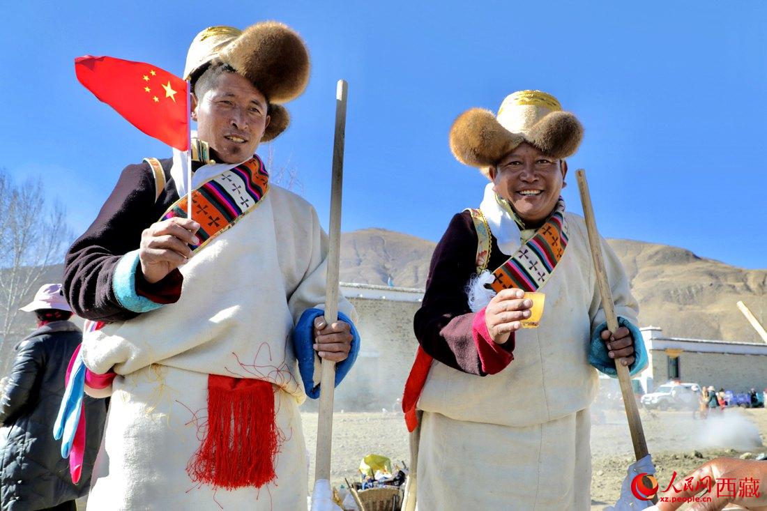 互敬青稞酒，祈福一年的豐收。人民網(wǎng) 次仁羅布攝