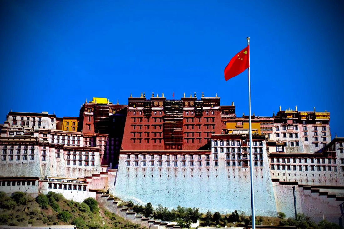 五星紅旗迎風(fēng)飄揚(yáng)。人民網(wǎng) 次仁羅布攝