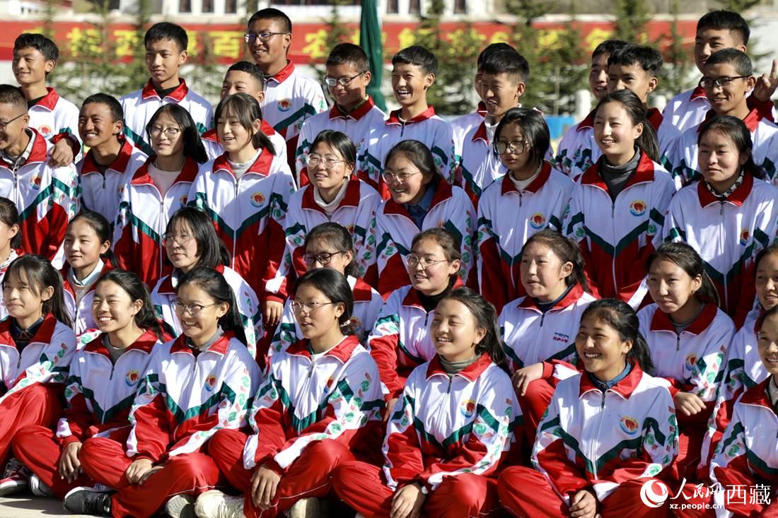 學(xué)生代表們合影留念。人民網(wǎng) 次仁羅布攝