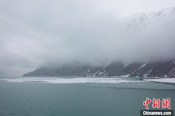 然烏湖春雪飄落?！∪轿木?攝