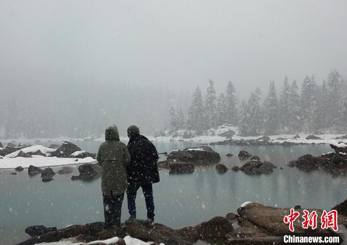 游客欣賞雪中然烏湖?！∪轿木?攝