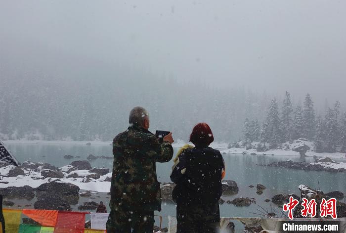 游客欣賞雪中然烏湖?！∪轿木?攝
