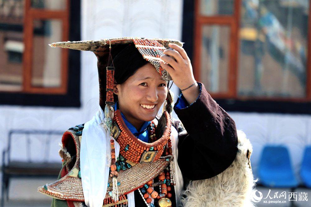 身著“飛天服飾”的普蘭少女。人民網(wǎng) 李海霞攝