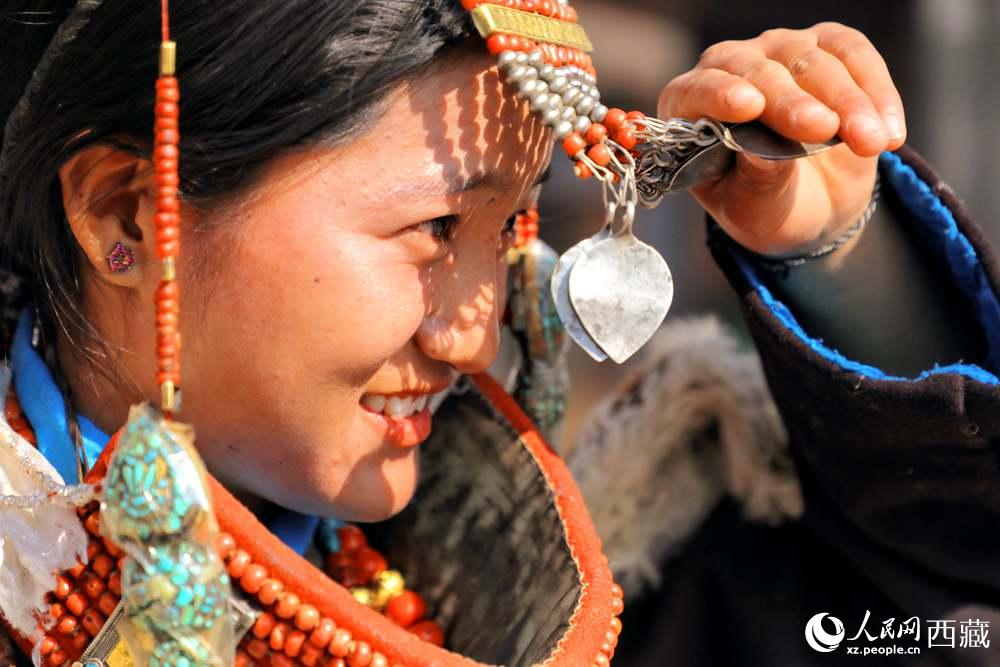 撩起“神秘面紗”。人民網(wǎng) 李海霞