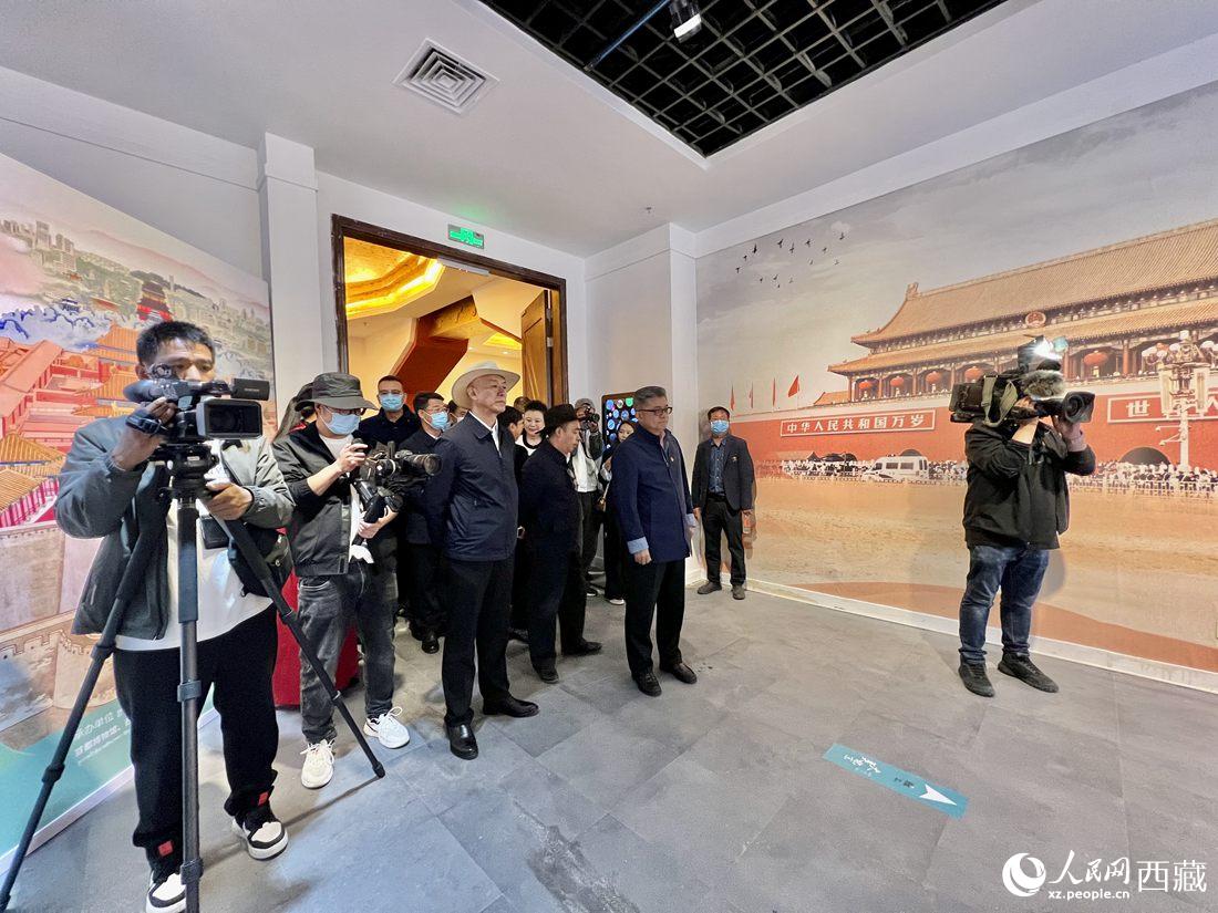 參觀《“讀城——大美北京”西藏巡展》展廳。 人民網(wǎng) 次仁羅布攝