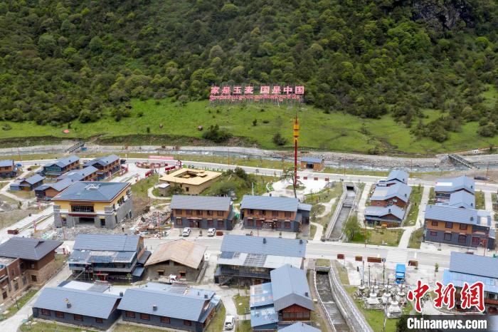 “家是玉麥 國是中國”的大字豎立在玉麥鄉(xiāng)旁的山腳上?！钊A峰 攝
