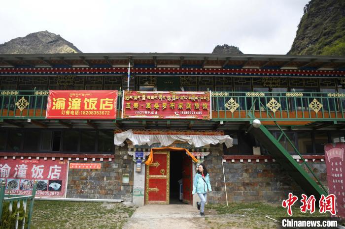 玉麥鄉(xiāng)里修建了飯店與旅館。　楊華峰 攝