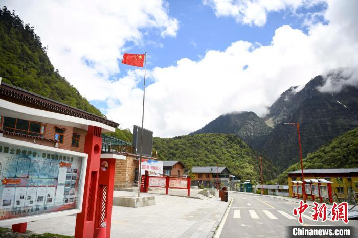 玉麥鄉(xiāng)內(nèi)道路變成了硬化路?！钊A峰 攝