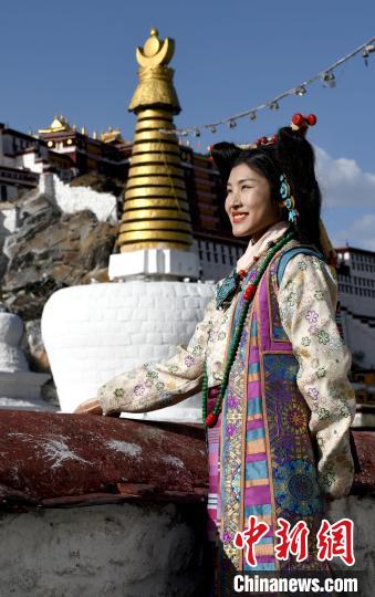 西藏自治區(qū)級(jí)非遺項(xiàng)目——拉薩服飾，圖為舊時(shí)拉薩貴族婦女的裝扮。