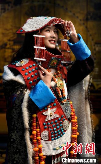圖為國(guó)家級(jí)非遺項(xiàng)目——西藏阿里普蘭的“宣”服，該服飾華麗稀有，每逢節(jié)日盛典時(shí)才會(huì)穿戴。　李林 攝