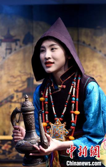 圖為西藏自治區(qū)級(jí)非遺項(xiàng)目——山南浪卡子縣的羊卓服飾。　李林 攝