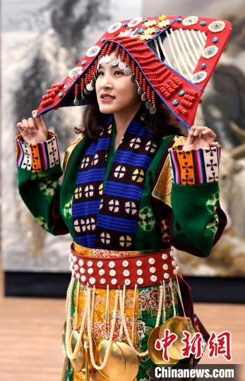 圖為國(guó)家級(jí)非遺項(xiàng)目——西藏那曲申扎縣的巴扎服飾?！±盍?攝
