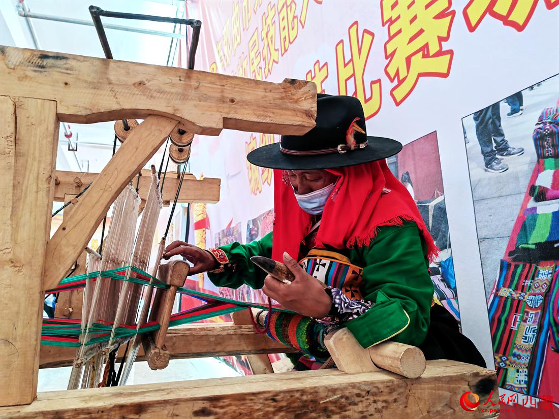 紡織手藝展示。人民網(wǎng) 李海霞攝