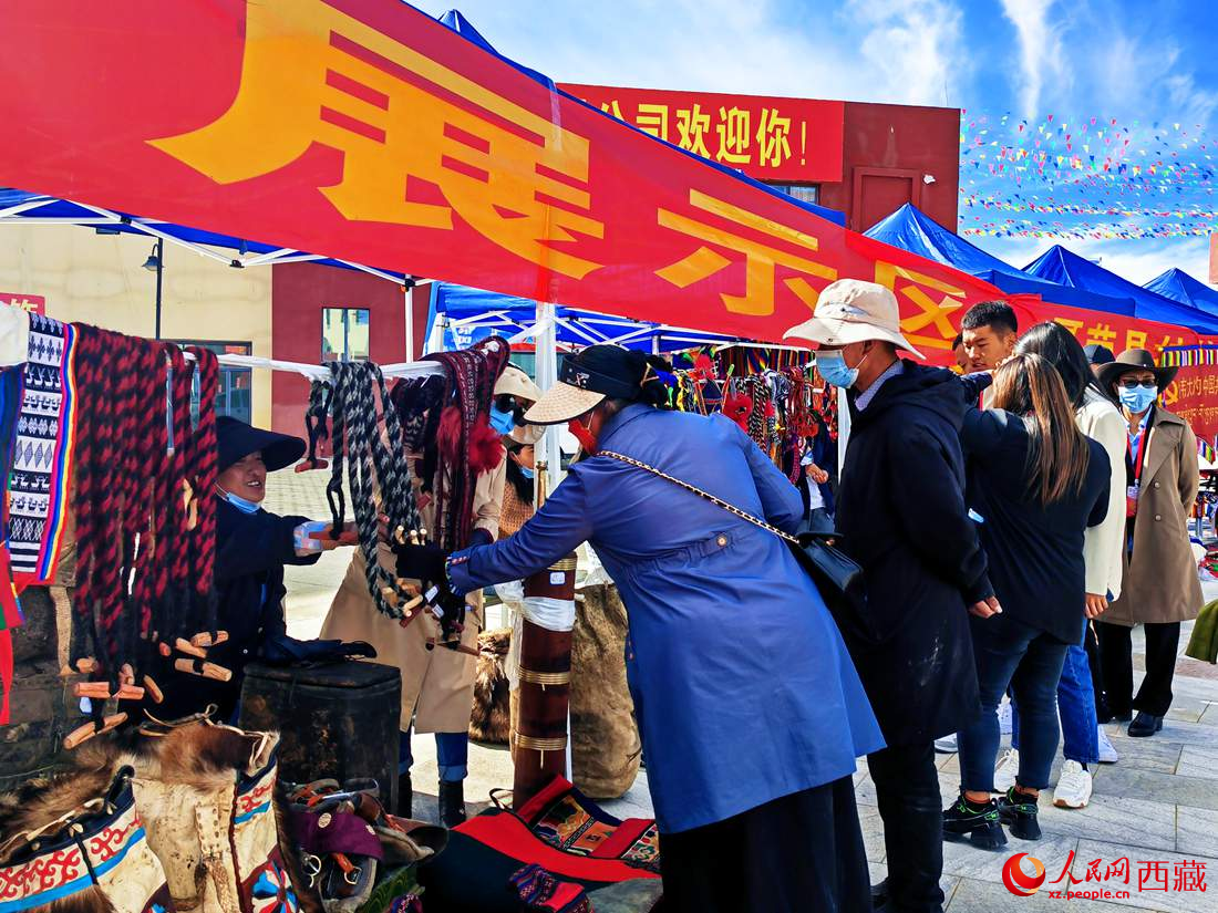 技能大賽現(xiàn)場引來不少客戶。人民網(wǎng) 李海霞攝