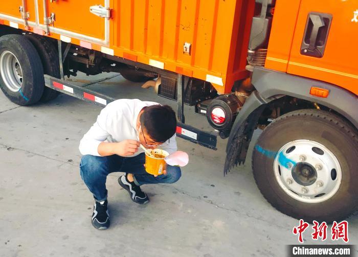 由于沿路疫情原因，閆光宇和朋友只能在服務(wù)區(qū)簡餐?！∴嵟?攝