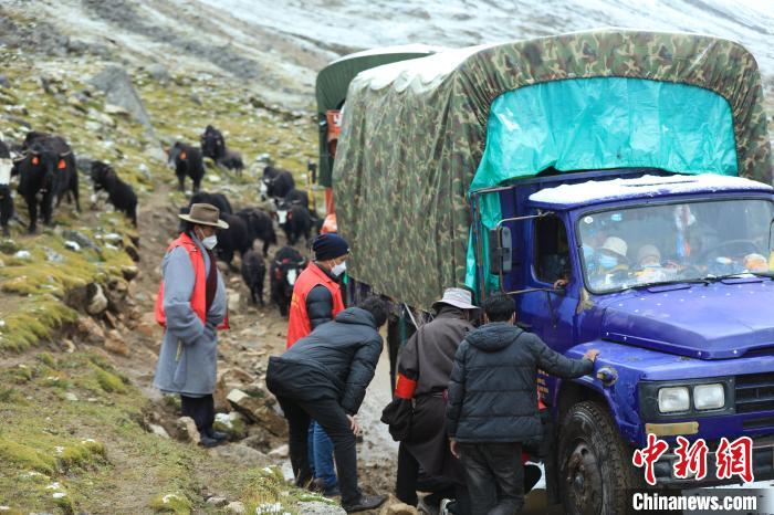 圖為牧民們查看車輛準備出發(fā)?！÷蹇?攝