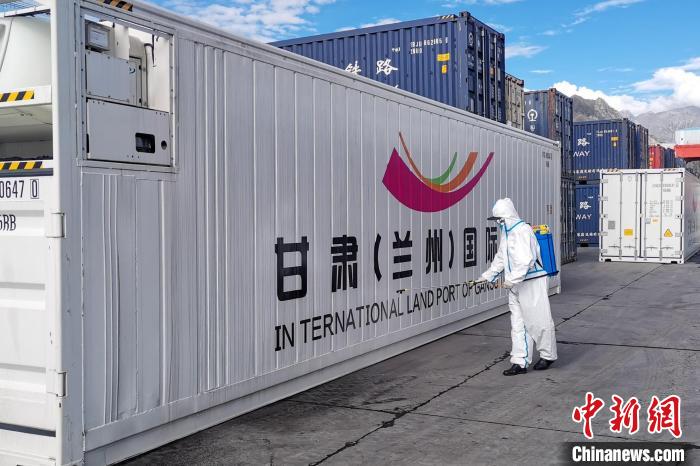 9月9日，甘肅省援助拉薩700噸生活物資“乘冷鏈專列”抵達(dá)拉薩。　國鐵青藏集團(tuán)有限公司拉薩車務(wù)段 供圖