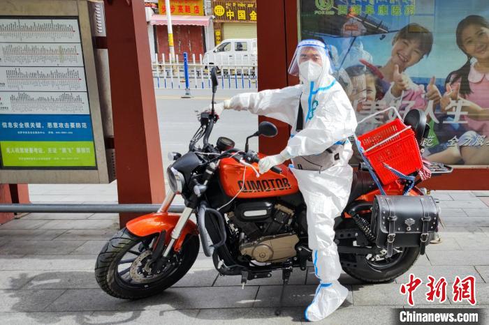 圖為西藏阜康醫(yī)療工作人員騎摩托為居家防疫市民送藥?！∈茉L者供圖
