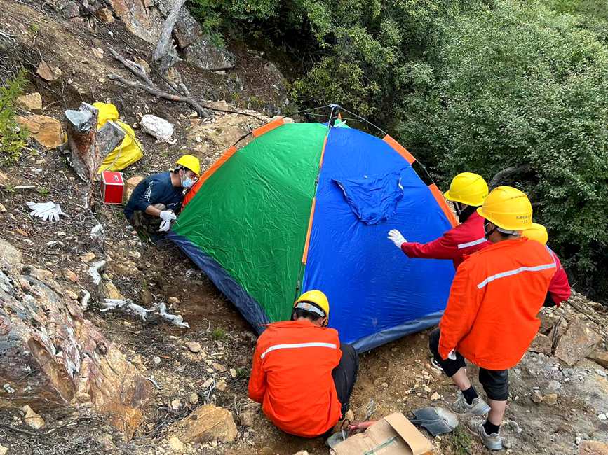 9月15日，電力施工人員正在施工點附近搭建暫居帳篷。白瑪多吉攝