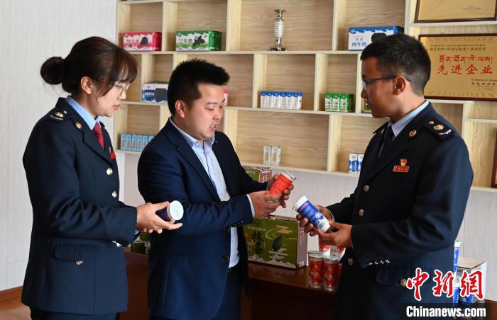 圖為林芝稅務(wù)部門(mén)上門(mén)了解企業(yè)情況，并宣講稅收政策。資料圖 趙朗 攝