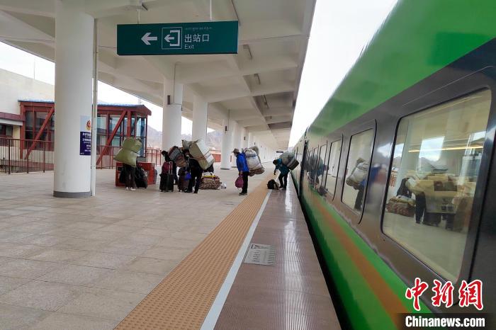 乘客乘復(fù)工專列抵達(dá)日喀則?！±_車(chē)務(wù)段 供圖