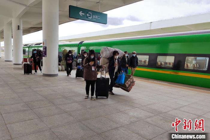 10月6日，乘客乘復(fù)工專列抵達(dá)日喀則?！±_車(chē)務(wù)段 供圖