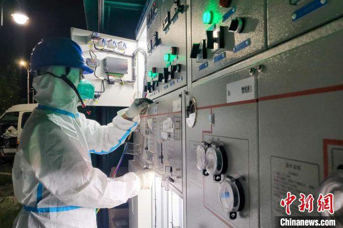 西藏電力部門順利完成方艙醫(yī)院供電設備安全可靠接入?！⊥醮箫w 攝