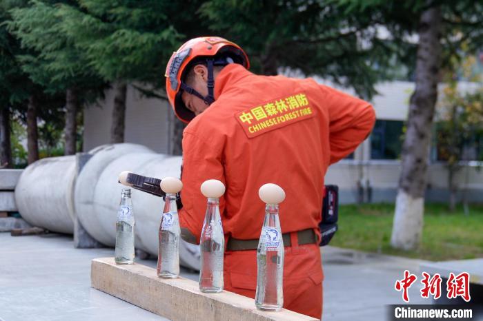 西藏林芝森林消防技能大練兵現(xiàn)場，消防員使用液壓鉗夾取雞蛋?！钣例?攝