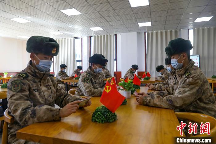 圖為阿里軍分區(qū)某邊防團(tuán)組織官兵通過手機(jī)收聽收看二十大開幕盛況?！詵|供圖