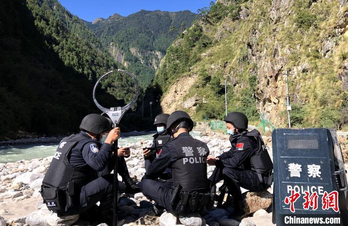 圖為西藏吉隆出入境邊防檢查站移民管理警察在中尼邊境巡邏途中收看二十大開幕直播?！」陆y(tǒng) 攝