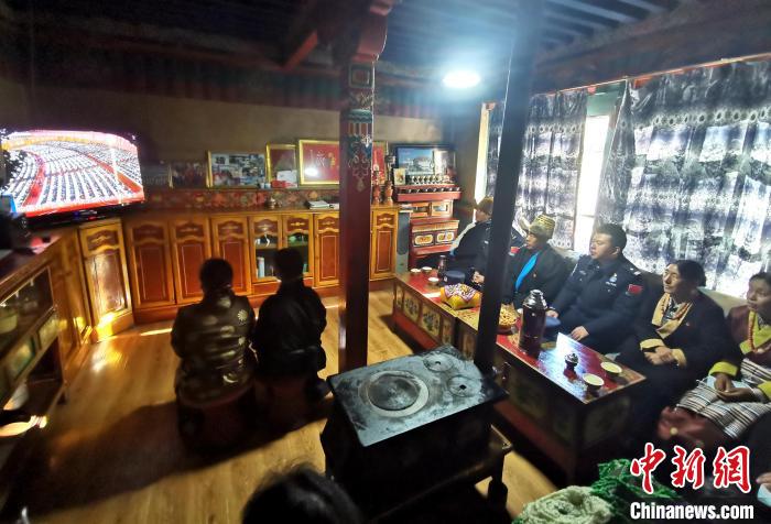圖為西藏普蘭出入境邊防檢查站斜爾瓦執(zhí)勤點(diǎn)移民管理警察與駐地民眾一起收看二十大開幕盛況?！」鶗怨?攝