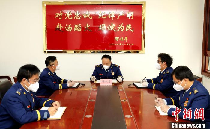圖為西藏森林消防總隊(duì)在二十大開幕會(huì)結(jié)束后組織學(xué)習(xí)討論?！∥鞑厣窒揽傟?duì)供圖